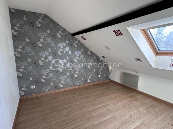 À vendre : immeuble en monopropriété idéalement situé à deux pas de la Place Ducale.

Composition :

-Local professionnel loué 750 € HC/mois
-Maison en fond de cour louée 650 € HC/mois ( possible de découper en 2 logements ).
-Appartement T3 en duplex (anciennement loué 550 € HC/mois – actuellement libre)

➡️ Revenus locatifs en pleine occupation : 1 950 € HC/mois, soit 23 400 € / an
Rentabilité brute ( frais de notaire compris ) : 11,42%

Les + investisseurs :
-Immeuble en monopropriété (pas de syndic)
-Aucune charge à gérer
-Compteurs d’eau individuels, au nom des locataires

Taxe foncière : 2 800 €, dont 960 € pris en charge par le locataire pro (80 €/mois)

Emplacement recherché, centre-ville