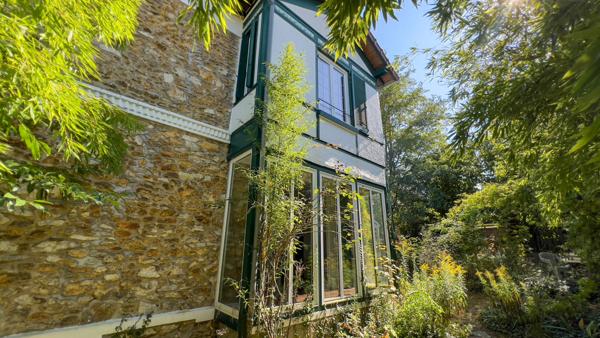 Maison de charme à colombages proche gare.