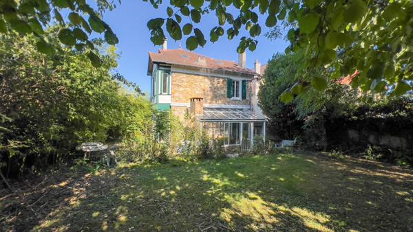 Maison de charme à colombages proche gare.