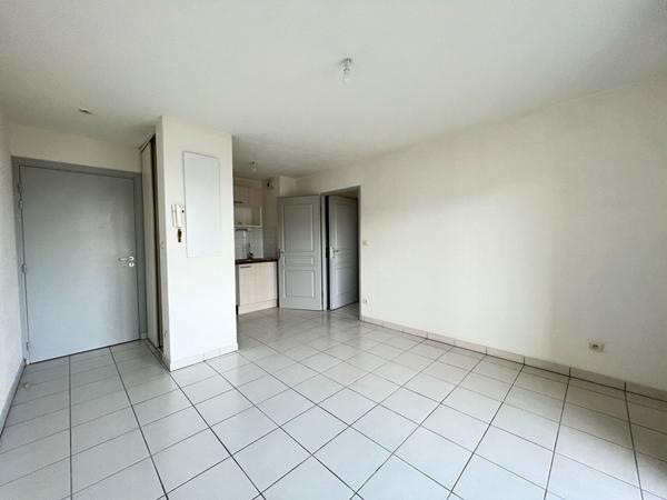 A LOUER - ROQUES - Appartement T2 de 31 m² au 1er et dernier étage avec balcon et parking privatif -  G298
