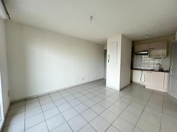 A LOUER - ROQUES - Appartement T2 de 31 m² au 1er et dernier étage avec balcon et parking privatif -  G298