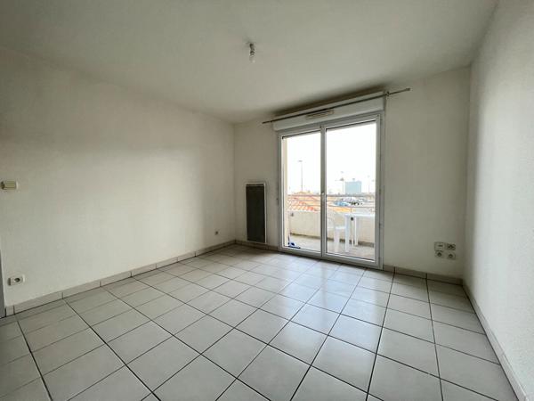 A LOUER - ROQUES - Appartement T2 de 31 m² au 1er et dernier étage avec balcon et parking privatif -  G298