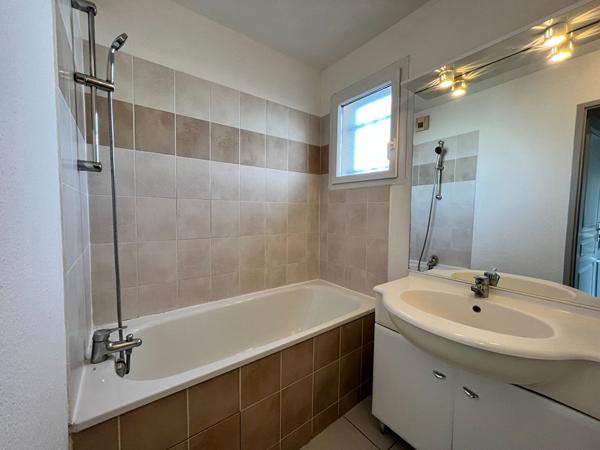 A LOUER - ROQUES - Appartement T2 de 31 m² au 1er et dernier étage avec balcon et parking privatif -  G298