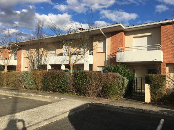 A LOUER - ROQUES - Appartement T2 de 31 m² au 1er et dernier étage avec balcon et parking privatif -  G298