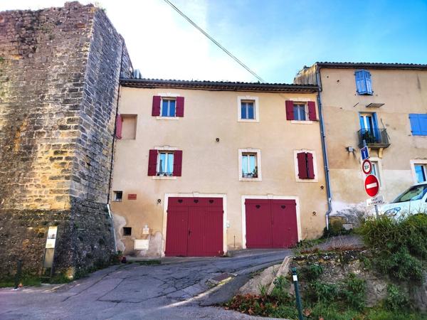 Cucuron, immeuble avec garages
