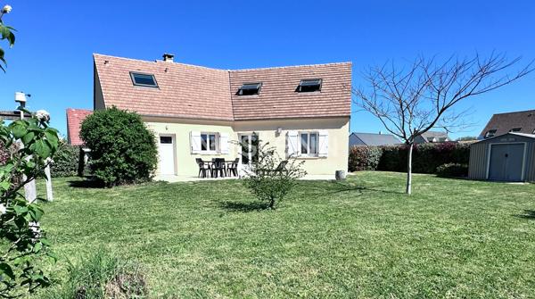 Belle maison contemporaine de 151m² au sol à vendre avec 4 chambres et jardin à Mayet (72360)