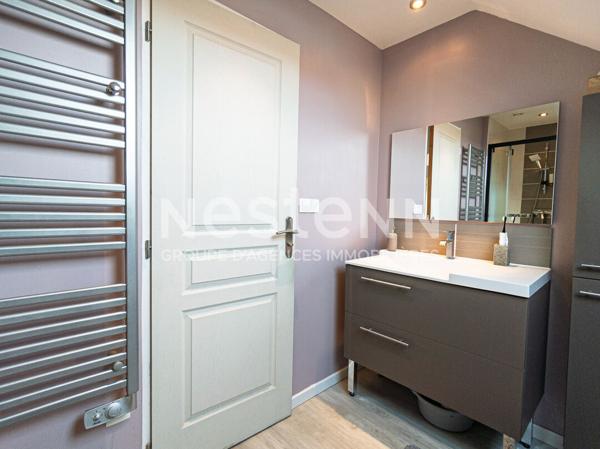 Belle maison contemporaine de 151m² au sol à vendre avec 4 chambres et jardin à Mayet (72360)