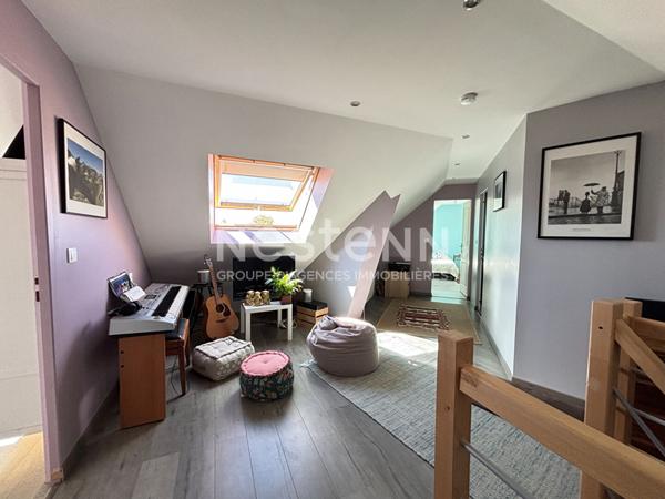 Belle maison contemporaine de 151m² au sol à vendre avec 4 chambres et jardin à Mayet (72360)
