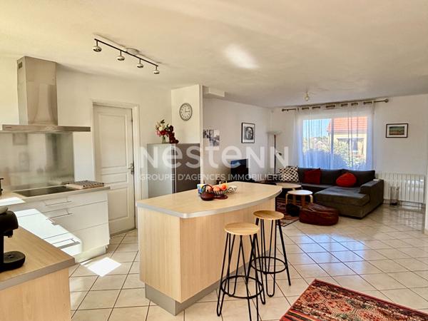 Belle maison contemporaine de 151m² au sol à vendre avec 4 chambres et jardin à Mayet (72360)