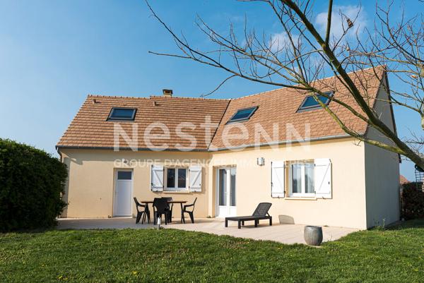 Belle maison contemporaine de 151m² au sol à vendre avec 4 chambres et jardin à Mayet (72360)