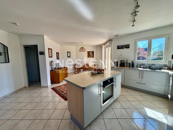 Belle maison contemporaine de 151m² au sol à vendre avec 4 chambres et jardin à Mayet (72360)