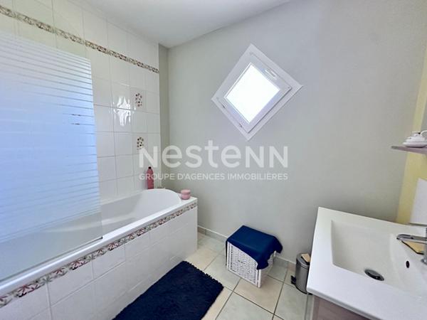 Belle maison contemporaine de 151m² au sol à vendre avec 4 chambres et jardin à Mayet (72360)