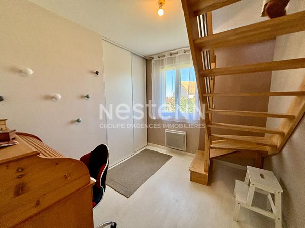 Belle maison contemporaine de 151m² au sol à vendre avec 4 chambres et jardin à Mayet (72360)
