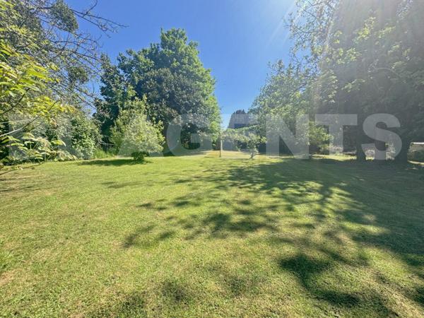 ALVAR : Maison familiale des années 60 de 210 m² sur sous-sol total, 2 garages, atelier et un terrai