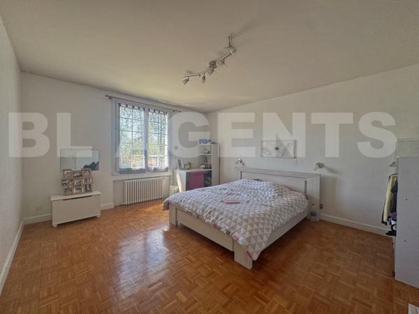 ALVAR : Maison familiale des années 60 de 210 m² sur sous-sol total, 2 garages, atelier et un terrai