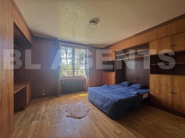 ALVAR : Maison familiale des années 60 de 210 m² sur sous-sol total, 2 garages, atelier et un terrai