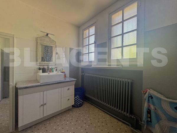 ALVAR : Maison familiale des années 60 de 210 m² sur sous-sol total, 2 garages, atelier et un terrai