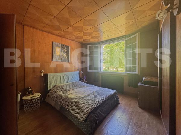 ALVAR : Maison familiale des années 60 de 210 m² sur sous-sol total, 2 garages, atelier et un terrai