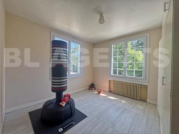 ALVAR : Maison familiale des années 60 de 210 m² sur sous-sol total, 2 garages, atelier et un terrai