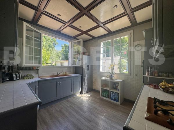 ALVAR : Maison familiale des années 60 de 210 m² sur sous-sol total, 2 garages, atelier et un terrai