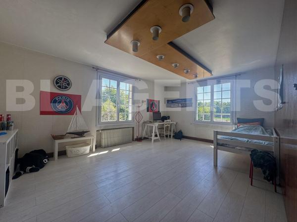 ALVAR : Maison familiale des années 60 de 210 m² sur sous-sol total, 2 garages, atelier et un terrai