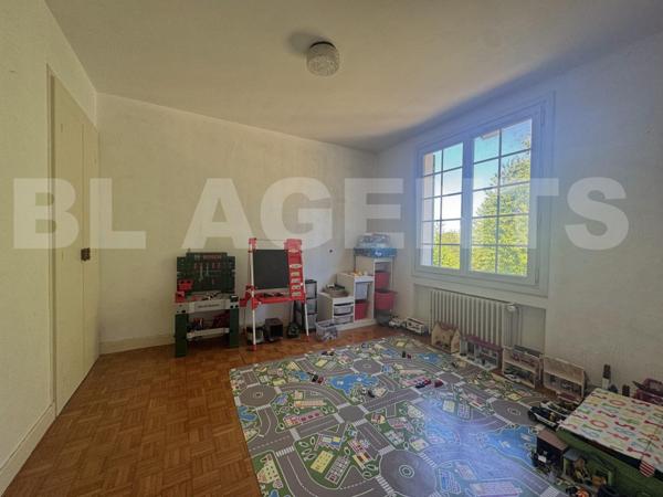 ALVAR : Maison familiale des années 60 de 210 m² sur sous-sol total, 2 garages, atelier et un terrai