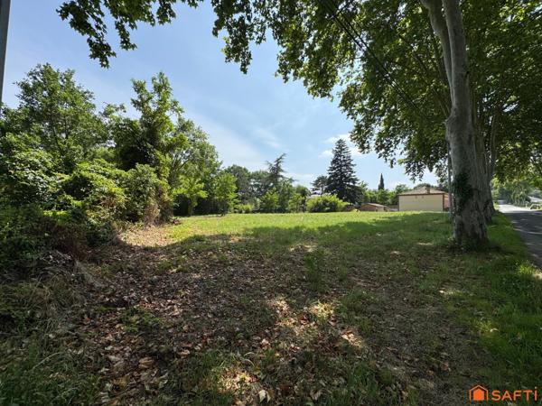 RARE SUR LE SECTEUR – Terrain plat viabilisé, libre constructeur