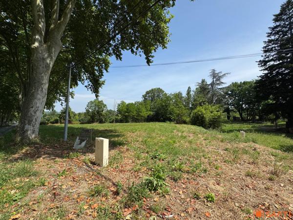 RARE SUR LE SECTEUR – Terrain plat viabilisé, libre constructeur