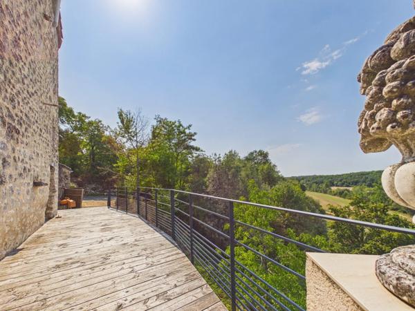 Maison polyvalente en pierre rénovée – 4 chambres, 4 salles d’eau, 5 WC et vue imprenable sur la campagne