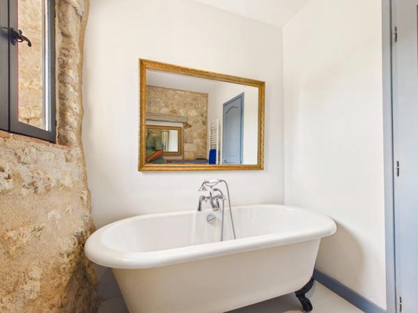 Maison polyvalente en pierre rénovée – 4 chambres, 4 salles d’eau, 5 WC et vue imprenable sur la campagne