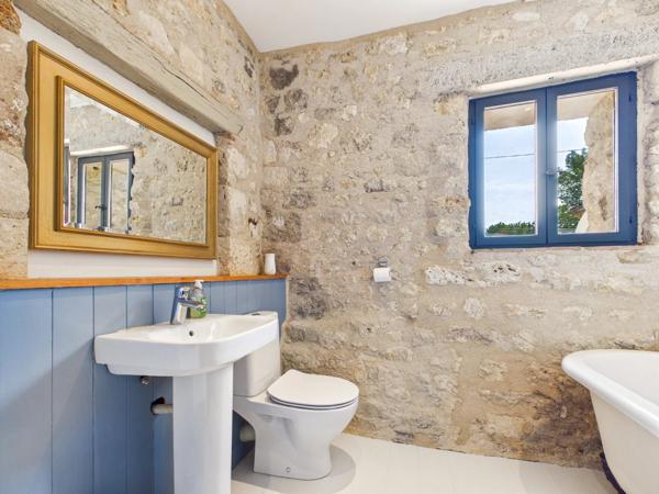 Maison polyvalente en pierre rénovée – 4 chambres, 4 salles d’eau, 5 WC et vue imprenable sur la campagne