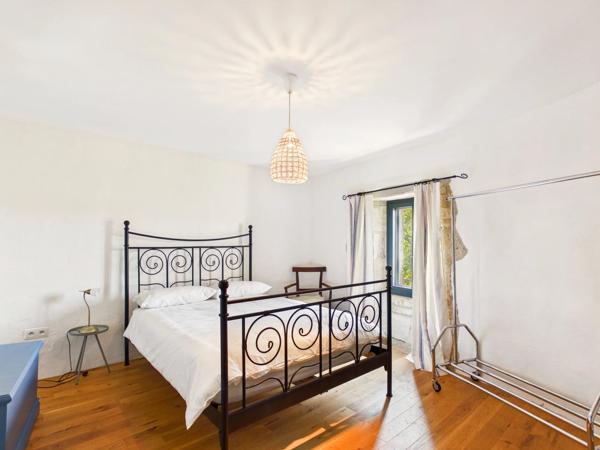 Maison polyvalente en pierre rénovée – 4 chambres, 4 salles d’eau, 5 WC et vue imprenable sur la campagne