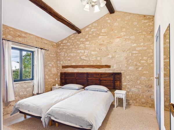 Maison polyvalente en pierre rénovée – 4 chambres, 4 salles d’eau, 5 WC et vue imprenable sur la campagne