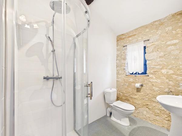 Maison polyvalente en pierre rénovée – 4 chambres, 4 salles d’eau, 5 WC et vue imprenable sur la campagne