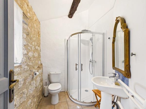 Maison polyvalente en pierre rénovée – 4 chambres, 4 salles d’eau, 5 WC et vue imprenable sur la campagne