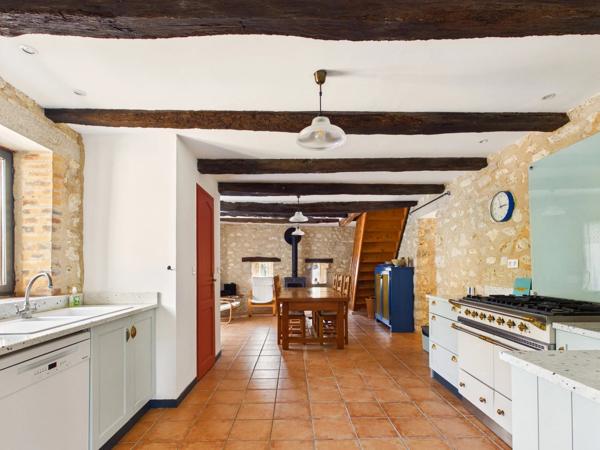 Maison polyvalente en pierre rénovée – 4 chambres, 4 salles d’eau, 5 WC et vue imprenable sur la campagne