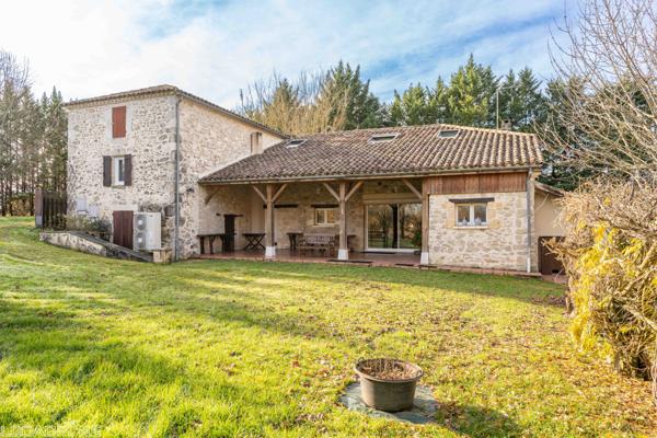 Laussou (47150) Proche Monflanquin, propriété en pierre avec gîte et piscine sur plus d'un hectare