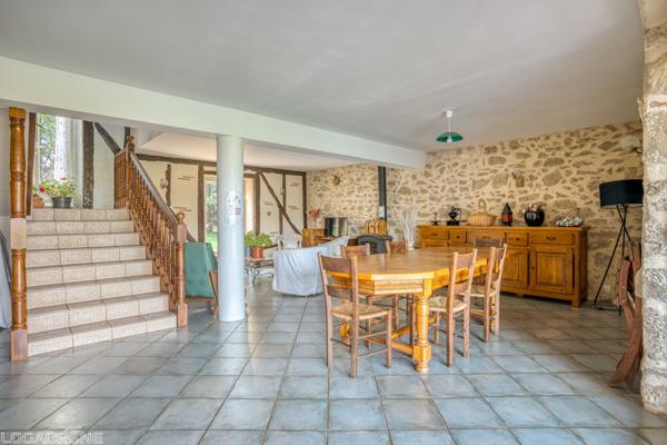 Laussou (47150) Proche Monflanquin, propriété en pierre avec gîte et piscine sur plus d'un hectare