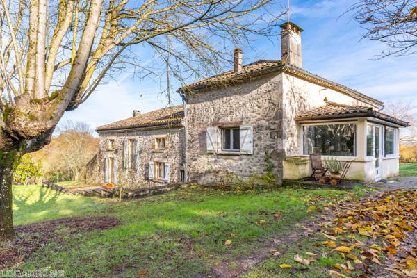 Laussou (47150) Proche Monflanquin, propriété en pierre avec gîte et piscine sur plus d'un hectare
