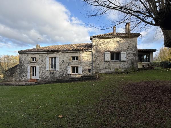 Laussou (47150) Proche Monflanquin, propriété en pierre avec gîte et piscine sur plus d'un hectare