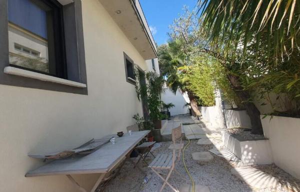 VILLA MODERNE D'ARCHITECTE AVEC PISCINE EN CŒUR DE MONTPELLIER   à PROXIMITÉ IMMÉDIATE DU TRAMWAY