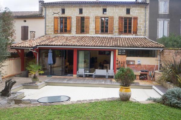 Jolie maison en pierre de taille avec local professionnel