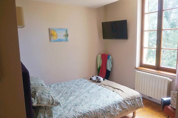 Jolie maison en pierre de taille avec local professionnel
