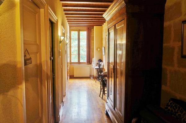Jolie maison en pierre de taille avec local professionnel