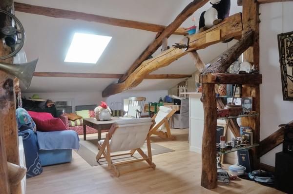 Jolie maison en pierre de taille avec local professionnel