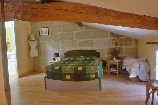 Jolie maison en pierre de taille avec local professionnel