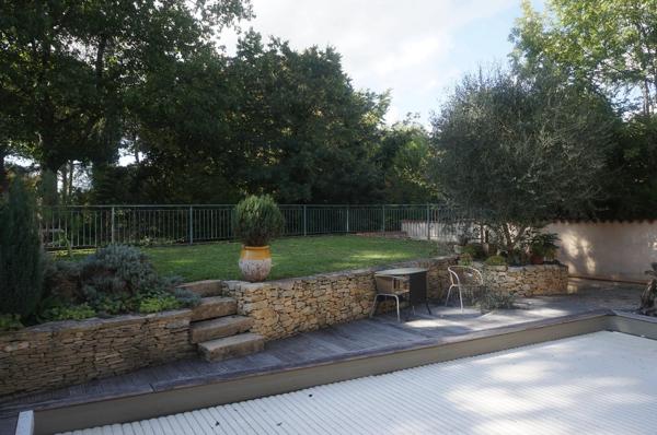 Jolie maison en pierre de taille avec local professionnel