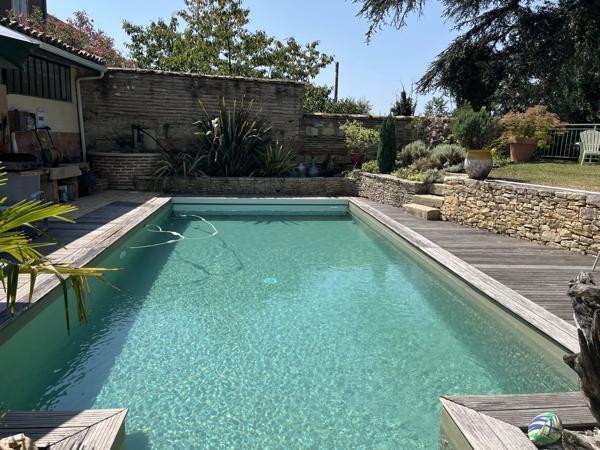 Jolie maison en pierre de taille avec local professionnel