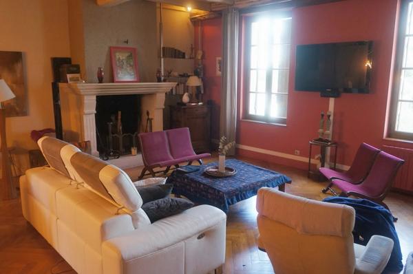 Jolie maison en pierre de taille avec local professionnel