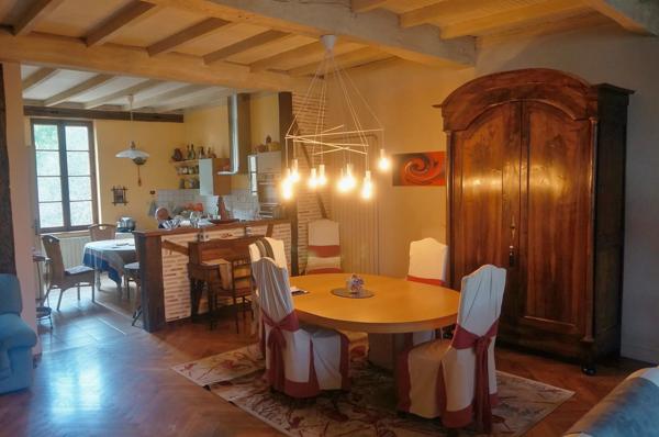 Jolie maison en pierre de taille avec local professionnel